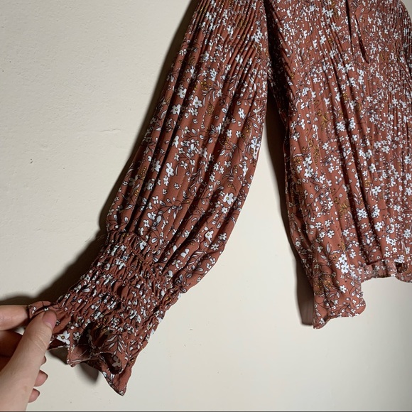 Brown ribbed light weight blouse with white floral mauscrda open low v front NWT - Picture 1 of 8